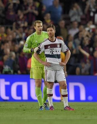 06.05.2015, Fussball Champions League 2014 2015, Halbfinale Hinspiel, FC Barcelona Barca - FC Bayern München, im Stadion Camp Nou in Barcelona (Spanien). Frust bei Torwart Manuel Neuer (Bayern) und Xabi Alonso (Bayern München). 