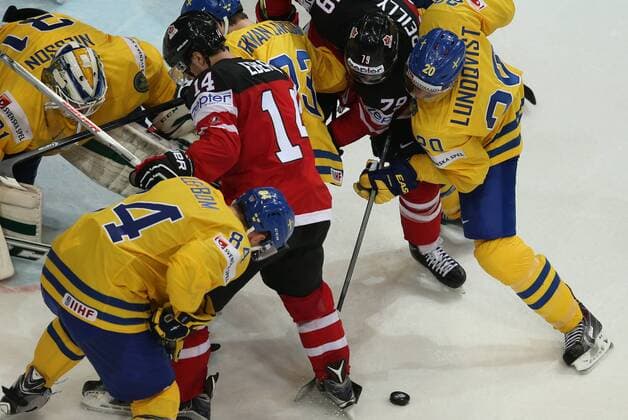 Ice hockey Eishockey - IIHF Ice Hockey WC 2015 PRAGUE,CZECH REPUBLIC,06.MAY.15 - ICE HOCKEY - IIHF World Ice Hockey Championships, international match Länderspiel Sweden vs Canada. Image shows Anders Nilsson, Staffan Kronwall, Oliver Ekman-Larsson (SWE), Jordan Eberle, Ryan O Reilly (CAN) and Joel Lundqvist (SWE). GEPAxpictures xAndreasxPranter 