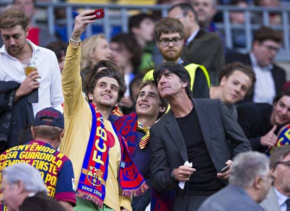 Barcelona, 06.05.2015, Camp Nou Bundestrainer Joachim Löw mit Fans FC Barcelona Barca - FC Bayern München mm