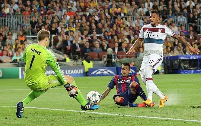 Manuel NEUER, FCB 1 wehrt ab gegen Dani ALVES, Barca 22 Jerome BOATENG (FCB 17) FC Barcelona Barca - FC BAYERN MUENCHEN , Fussball UEFA Champions League, Halbfinale Hinspiel, Muenchen, 06.05.2015 CL Saison 2014 2015, FCB, Muenchen