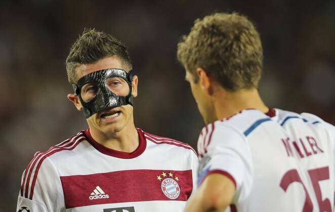 Robert LEWANDOWSKI, FCB 9 mit Maske am Boden Emotionen, enttaeuscht, Enttaeuschung, Frust, frustriert, Trauer ,traurig, verzweifelt, Verzweiflung Maskenmann FC Barcelona Barca - FC BAYERN MUENCHEN 3-0 , Fussball UEFA Champions League, Halbfinale Hinspiel, Muenchen, 06.05.2015 CL Saison 2014 2015, FCB, Muenchen
