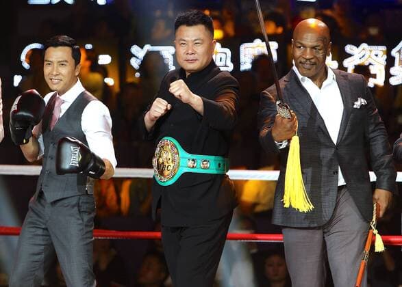 Hong Kong actor Donnie Yen, left, and retired American boxer Mike Tyson, right, pose during a press conference PK Pressekonferenz for their movie IP MAN 3 in Shanghai, China, 6 May 2015. Donnie Yen, Mike Tyson heat up press conference for movie IP MAN 3 in Shanghai  pbu269979_01