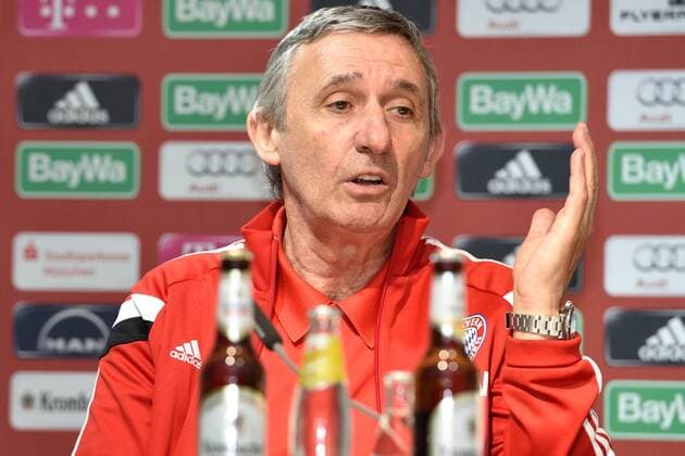 Svetislav Pesic, Cheftrainer (FC Bayern Muenchen Basketball) , Portrait, Pressekonferenz, Handzeichen, FC Bayern Muenchen Basketball, Training, Pressekonferenz, Basketball Bundesliga Saison 2014 2015, Beko BBL,07.05.15