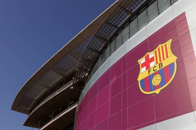 Fußball, Stadiongeschichte FC Barcelona Logo des FC Barcelona Barca an der Fassade des Camp Nou FC Barcelona , Fussball, Champions League, Halbfinale, 06.05.2015, Foto: Schueler Eibner EP_JSE