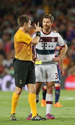 Mittwoch 06.05.2015, CL, UEFA Champions League, Saison 2014 2015, Halbfinale Hinspiel in Barcelona, FC Barcelona Barca - FC Bayern Muenchen, v.l. Schiedsrichter Nicola Rizzoli (ITA) verwarnt Xabi Alonso (Bayern Muenchen) DeFodi035