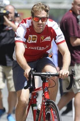 Aktuell Motorsport, Formel 1, GP Barcelona, Sebastian Vettel erkundet die Strecke mit dem Fahrrad Sebastian VETTEL,GER (Scuderia Ferrari) faehrt mit dem Rennrad aus der Ferrari Box zur Streckenbesichtigung. Formel 1:GP von Spanien,Circuit de Catalunya,Saison2015,am 07.05.2015.