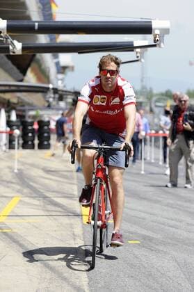 Aktuell Motorsport, Formel 1, GP Barcelona, Sebastian Vettel erkundet die Strecke mit dem Fahrrad Sebastian VETTEL,GER (Scuderia Ferrari) faehrt mit dem Rennrad aus der Ferrari Box zur Streckenbesichtigung. Formel 1:GP von Spanien,Circuit de Catalunya,Saison2015,am 07.05.2015.