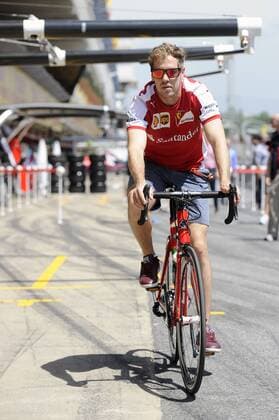 Aktuell Motorsport, Formel 1, GP Barcelona, Sebastian Vettel erkundet die Strecke mit dem Fahrrad Sebastian VETTEL,GER (Scuderia Ferrari) faehrt mit dem Rennrad aus der Ferrari Box zur Streckenbesichtigung. Formel 1:GP von Spanien,Circuit de Catalunya,Saison2015,am 07.05.2015.