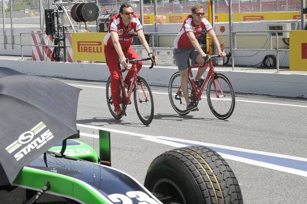 Aktuell Motorsport, Formel 1, GP Barcelona, Sebastian Vettel erkundet die Strecke mit dem Fahrrad Sebastian VETTEL,GER (Scuderia Ferrari) besichtigt einem Begleiter auf dem Rennrad die Rennstrecke. Formel 1:GP von Spanien,Circuit de Catalunya,Saison2015,am 07.05.2015.