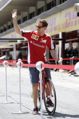 Aktuell Motorsport, Formel 1, GP Barcelona, Sebastian Vettel erkundet die Strecke mit dem Fahrrad Sebastian VETTEL,GER (Scuderia Ferrari) steht winkend mit dem Rennrad vor der Ferrari Box. Formel 1:GP von Spanien,Circuit de Catalunya,Saison2015,am 07.05.2015.