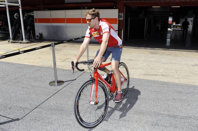 Aktuell Motorsport, Formel 1, GP Barcelona, Sebastian Vettel erkundet die Strecke mit dem Fahrrad Sebastian VETTEL,GER (Scuderia Ferrari) faehrt mit dem Rennrad aus der Ferrari Box zur Streckenbesichtigung. Formel 1:GP von Spanien,Circuit de Catalunya,Saison2015,am 07.05.2015.