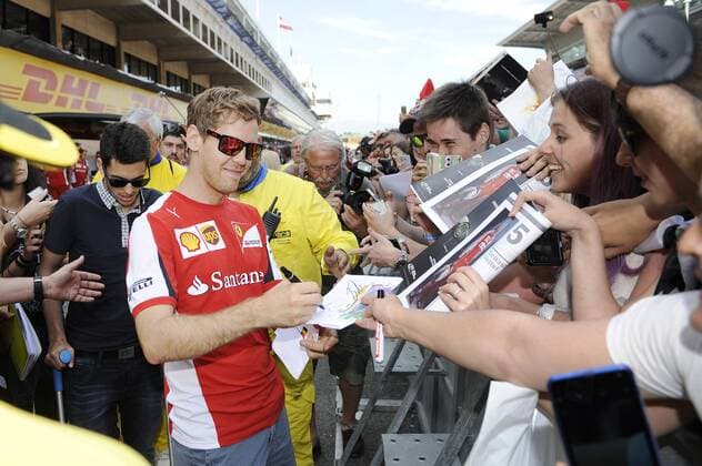 Aktuell Motorsport, Formel 1, GP Barcelona, Pressetermin Ferrari mit Sebastian Vettel und Kimi Räikkönen Sebastian VETTEL,GER (Scuderia Ferrari) waehrend einer Autogrammstunde,schreibt fleissig Autogramme fuer seine Fans. Formel 1:GP von Spanien,Circuit de Catalunya,Saison2015,am 07.05.2015.