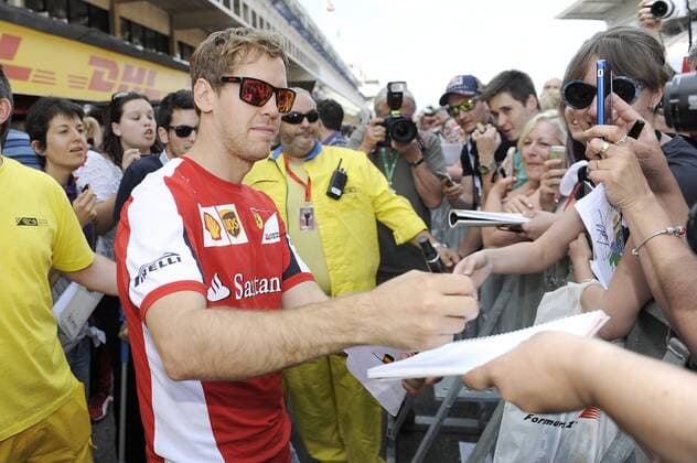 Aktuell Motorsport, Formel 1, GP Barcelona, Pressetermin Ferrari mit Sebastian Vettel und Kimi Räikkönen Sebastian VETTEL,GER (Scuderia Ferrari) waehrend einer Autogrammstunde,schreibt fleissig Autogramme fuer seine Fans. Formel 1:GP von Spanien,Circuit de Catalunya,Saison2015,am 07.05.2015.