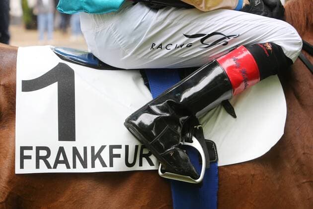 Trapprennsport: Jockeystiefel und Sattel in Frankfurt mit der Nr. 1 EP_rrz