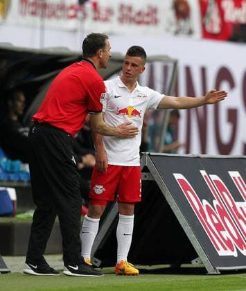 Aktuell Fußball, 2. BL, RB Leipzig - SV Sandhausen Trainer Achim Beierlorzer, Diego Demme nach Auswechselung Fußball Fussball zweite 2.Bundesliga Saison 2014 2015 08.05.2015 RB Leipzig RBL vs. SV Sandhausen SVS