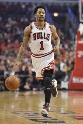 Chicago Bulls guard Derrick Rose brings the ball up the court during the second quarter of game 3 the Eastern Conference Semifinals of the NBA Basketball Herren USA Playoffs against the Cleveland Cavaliers at the United Center on May 8, 2015 in Chicago.  CHI2015050811 BRIANxKERSEY