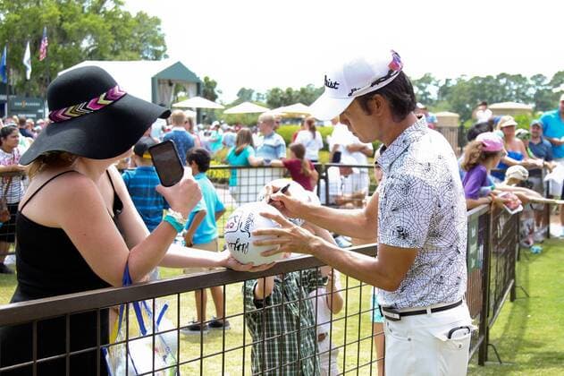 Aktuell Golf - The Players Championship in Ponte Vedra Beac May 8, 2015 - Ponte Vedra Beach, Florida, United States - Kevin Na signs autographs for fans after the second round of THE PLAYERS Championship. THE PLAYERS Championship - Round 2 - ZUMAw109