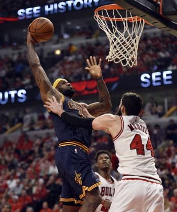 Cleveland Cavaliers forward LeBron James (L) shoots over Chicago Bulls forward Nikola Mirotic during the fourth quarter of game 3 the Eastern Conference Semifinals of the NBA Basketball Herren USA Playoffs at the United Center on May 8, 2015 in Chicago. The Bulls defeated the Cavaliers 99-96 and lead the best of seven series 2-1.  CHI2015050827 BRIANxKERSEY