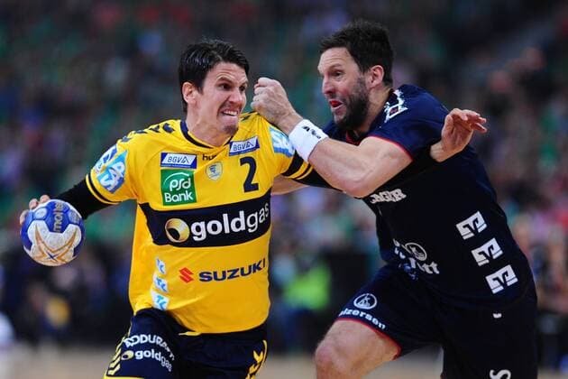 Handball REWE Final Four um den DHB Pokal 2014 2015 Halbfinale Rhein-Neckar Löwen - SG Flensburg-Handewitt am 09.05.2015 in der O2 World in Hamburg Andy Schmid ( Rhein-Neckar Löwen ), links - Tobias Karlsson ( Flensburg ), rechts