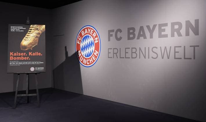 FUSSBALL 1. BUNDESLIGA FC Bayern Muenchen Erlebniswelt 09.05.2012 Eroeffnung der Sonderausstellung im FCB Museum in der Allianz Arena, Kaiser, Kalle, Bomber, 200 Jahre Liebe fuer den Fussball; Ausstellungsplakat Goldener Schuh von Gerd Mueller 