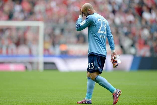 09.05.2015, xmwx, Fussball 1.Bundesliga, FC Bayern Muenchen - FC Augsburg, v.l. Torwart Pepe Reina (FC Bayern Muenchen) bekommt von Schiedsrichter Sascha Stegmann die rote Karte und muss das Spielfeld verlassen