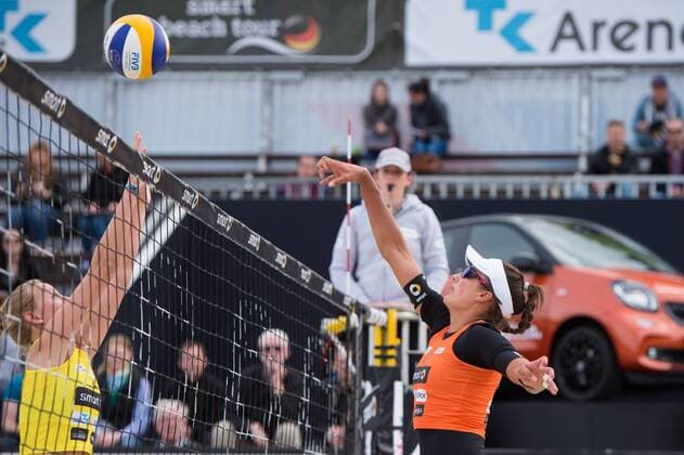 09.05.2015, Muenster, Schlossplatz smart beach tour, Supercup Münster Muenster, Hauptfeld Block Lena Ottens - Angriff Ilka Semmler