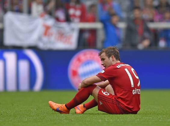 09.05.2015, Fussball 1.Bundesliga 2014 2015, 32.Spieltag, FC Bayern München - FC Augsburg, in der Allianz-Arena München. Mario Götze (Bayern) sitzt nach dem Spiel frustriert am Boden. 