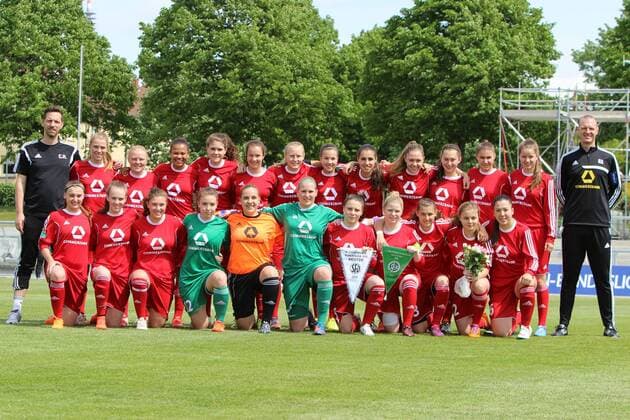 09.05.2015 xcex Deutschland, Frankfurt, Fussball, Frauenfussball, B-Juniorinnen-Bundesliga Süd 1. FFC Frankfurt U17 U 17 Die U17-Juniorinnen des 1. FFC Frankfurt feiern die Meisterschaft der B-Juniorinnen-Bundesliga Süd Die Mannschaft des FFC Frankfurt ist Sieger der Staffel Südser