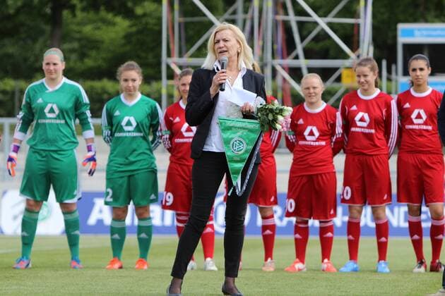 09.05.2015 xcex Deutschland, Frankfurt, Fussball, Frauenfussball, B-Juniorinnen-Bundesliga Süd 1. FFC Frankfurt U17 U 17 gegen FFC Wacker München U17 Die U17-Juniorinnen des 1. FFC Frankfurt feiern die Meisterschaft der B-Juniorinnen-Bundesliga Süd Die Spielerinnen vom FFC Frankfurt wurden vor dem Spiel geehrt von Ute Maas Verbandsausschuss für Frauen- und Mädchenfußball