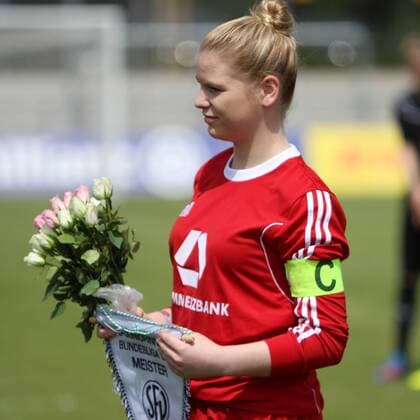 09.05.2015 xcex Deutschland, Frankfurt, Fussball, Frauenfussball, B-Juniorinnen-Bundesliga Süd 1. FFC Frankfurt U17 U 17 gegen FFC Wacker München U17 Die U17-Juniorinnen des 1. FFC Frankfurt feiern die Meisterschaft der B-Juniorinnen-Bundesliga Süd Frankfurts Kapitänin Samantha Herrmann nimmt die Wimpel und Blumen für die Mannschaft entgegen