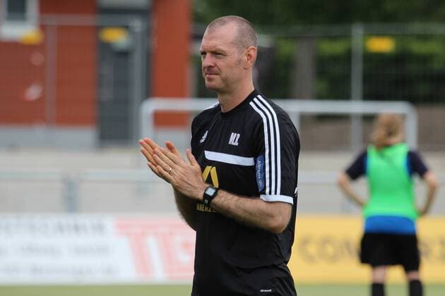 09.05.2015 xcex Deutschland, Frankfurt, Fussball, Frauenfussball, B-Juniorinnen-Bundesliga Süd 1. FFC Frankfurt U17 U 17 gegen FFC Wacker München U17 Die U17-Juniorinnen des 1. FFC Frankfurt feiern die Meisterschaft der B-Juniorinnen-Bundesliga Süd FFC Frankfurt Trainer Matt Ross