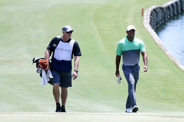 Aktuell Golf - The Players Championship in Ponte Vedra Beach May 9, 2015 - Ponte Vedra Beach, Florida, United States - Tiger Woods (R) walks the 18th fairway with his caddie Joe LaCava during the third round of THE PLAYERS Championship. THE PLAYERS Championship - Round 3 - ZUMAw109