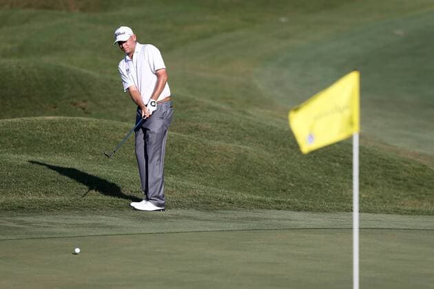 Aktuell Golf - The Players Championship in Ponte Vedra Beach May 9, 2015 - Ponte Vedra Beach, Florida, United States - Bill Haas chips on to the 18th green during the third round of THE PLAYERS Championship. THE PLAYERS Championship - Round 3 - ZUMAw109