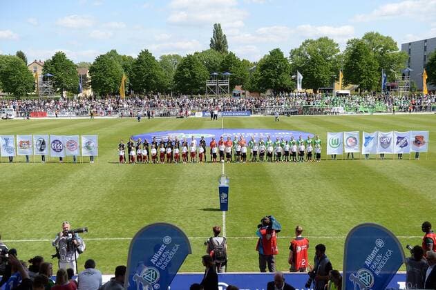 10.05.2015, xjhx, Fussball 1.Bundesliga Damen, 1.FFC Frankfurt - VfL Wolfsburg, v.l. Einlauf der Team