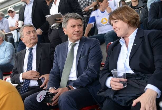 10.05.2015, xjhx, Fussball 1.Bundesliga Damen, 1.FFC Frankfurt - VfL Wolfsburg, v.l. DFB Praesident Wolfgang Niersbach (Deutscher Fussball Bund), Manfred Boschatzke, Leiter Fachbereich Werbung & Sponsoring Allianz Deutschland AG, Vize Praesidentin Hannelore Ratzeburg (Vizepraesidentin für Frauen- und Mädchenfußball Deutscher Fussball Bund DFB)