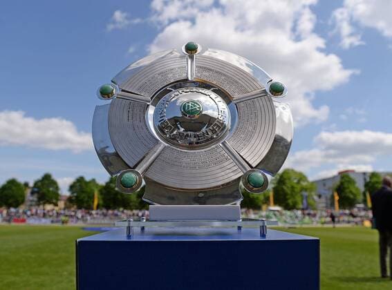 10.05.2015, xjhx, Fussball 1.Bundesliga Damen, 1.FFC Frankfurt - VfL Wolfsburg, v.l. Meisterschale