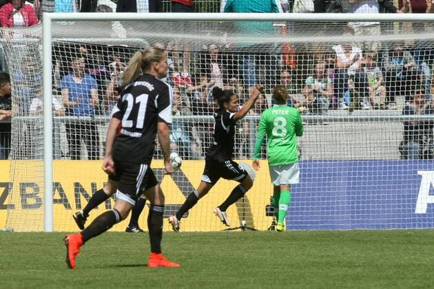 Allianz Frauen-Bundesliga, 22. Spieltag: 1. FFC Frankfurt - VfL Wolfsburg am Sonntag (10.05.2015) im Stadion am Brentanobad in Frankfurt am Main. 1:0 durch Veronica Boquete (1. FFC Frankfurt), Torfrau Almuth Schult (VfL Wolfsburg).