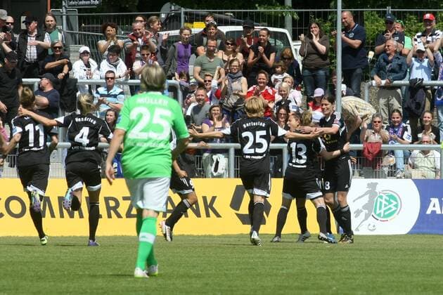 Allianz Frauen-Bundesliga, 22. Spieltag: 1. FFC Frankfurt - VfL Wolfsburg am Sonntag (10.05.2015) im Stadion am Brentanobad in Frankfurt am Main. Jubel nach 1:0 durch Veronica Boquete (1. FFC Frankfurt), Torfrau Almuth Schult (VfL Wolfsburg).