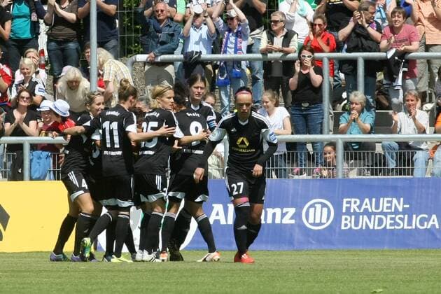 Allianz Frauen-Bundesliga, 22. Spieltag: 1. FFC Frankfurt - VfL Wolfsburg am Sonntag (10.05.2015) im Stadion am Brentanobad in Frankfurt am Main. Jubel nach 1:0 durch Veronica Boquete (1. FFC Frankfurt), Torfrau Almuth Schult (VfL Wolfsburg).