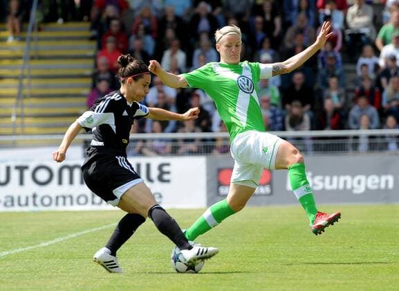 10.05.2015, xfux, Fussball 1.Bundesliga Damen, 1.FFC Frankfurt - VfL Wolfsburg, v.l. Veronica Boquete (1.FFC Frankfurt), Nilla Fischer (VfL Wolfsburg)