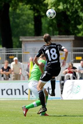 10.05.2015, xfux, Fussball 1.Bundesliga Damen, 1.FFC Frankfurt - VfL Wolfsburg, v.l. Nilla Fischer (VfL Wolfsburg), Kerstin Garefrekes (1.FFC Frankfurt)