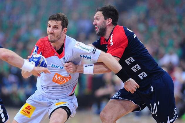 Handball REWE Final Four um den DHB Pokal 2014 2015 Finale SG Flensburg-Handewitt - SC Magdeburg am 10.05.2015 in der O2 World in Hamburg Michael Haass ( Magdeburg ), mitte - Tobias Karlsson ( Flensburg ), rechts