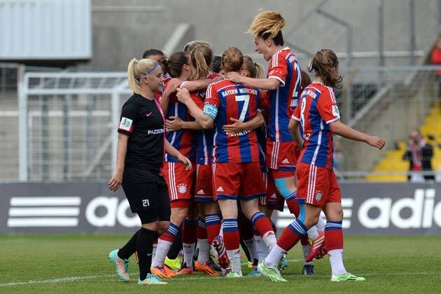v.li.: Spielerinnen des FC Bayern München Jubel, Torjubel, Torerfolg, celebrate the goal, goal, celebration, Jubel ueber das Tor zum 2:0 durch Vivianne Miedema (FC Bayern München) Ina Lehmann (SGS Essen) enttäuscht schauend, Enttäuschung, Frustration, disappointed, pessimistisch, optimistisch, Action, Aktion, Fussball, Allianz Frauen-Bundesliga, FC Bayern München - SGS Essen, xslx