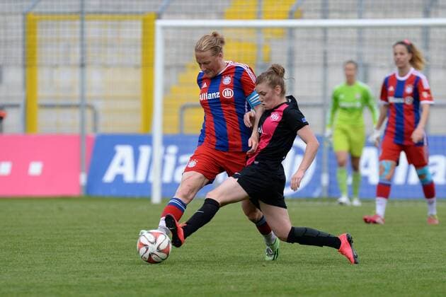 v.li.: Melanie Behringer (FC Bayern München) Linda Dallmann (SGS Essen) im Zweikampf, Duell, duel, tackle, Dynamik, Action, Aktion, Fussball, Allianz Frauen-Bundesliga, FC Bayern München - SGS Essen, xslx