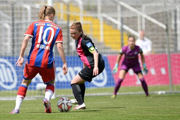 v.li.: Vivianne Miedema (FC Bayern München) Vanessa Martini (SGS Essen) im Zweikampf, Duell, duel, tackle, Dynamik, Action, Aktion, Fussball, Allianz Frauen-Bundesliga, FC Bayern München - SGS Essen, xslx