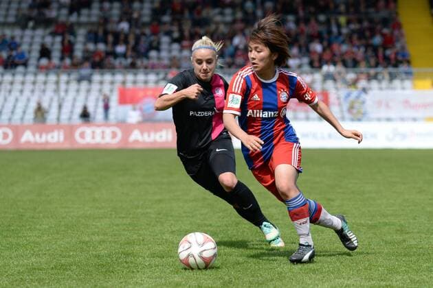 v.li.: Ina Lehmann (SGS Essen) Mana Iwabuchi (FC Bayern München) im Zweikampf, Duell, duel, tackle, Dynamik, Action, Aktion, Fussball, Allianz Frauen-Bundesliga, FC Bayern München - SGS Essen, xslx