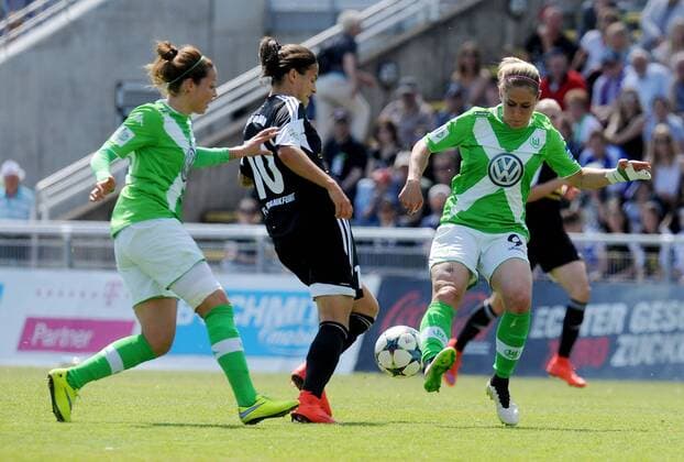10.05.2015, xfux, Fussball 1.Bundesliga Damen, 1.FFC Frankfurt - VfL Wolfsburg, v.l. Vanessa Bernauer (VfL Wolfsburg), Dzsenifer Marozsan (1.FFC Frankfurt), Babett Peter (VfL Wolfsburg)