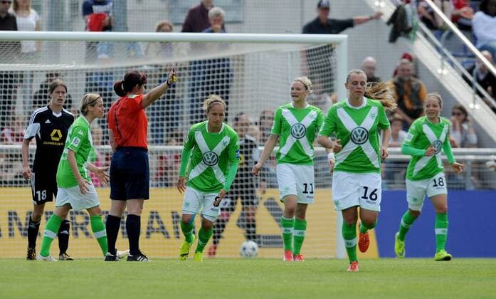 10.05.2015, xfux, Fussball 1.Bundesliga Damen, 1.FFC Frankfurt - VfL Wolfsburg, v.l. Babett Peter (VfL Wolfsburg), Alexandra Popp (VfL Wolfsburg), Noelle Maritz (VfL Wolfsburg) enttaeuscht, enttaeuscht schauend, dissapointed