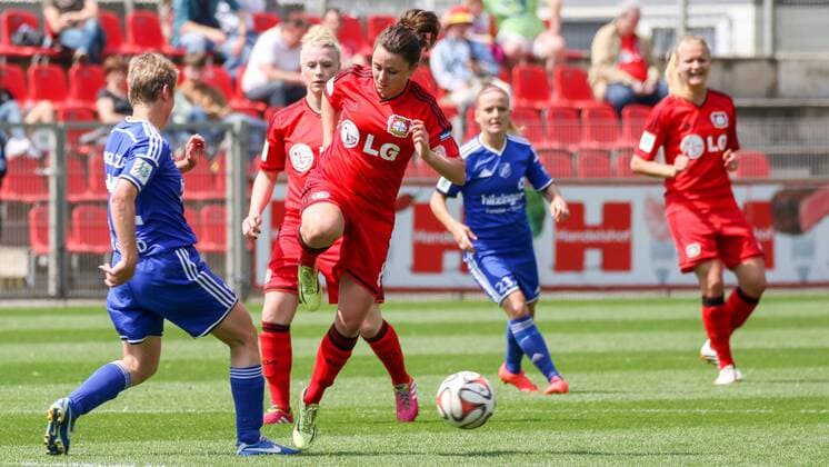 v.li.: Angela Migliazza (SC Sand), Ramona Petzelberger (Bayer 04 Leverkusen), Zweikampf, Duell, duel, tackle, Dynamik, Action, Aktion, Fussball, Allianz Frauen-Bundesliga, Bayer 04 Leverkusen - SC Sand, xozx