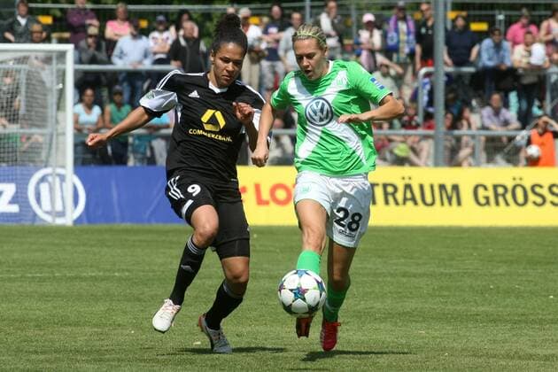 Allianz Frauen-Bundesliga, 22. Spieltag: 1. FFC Frankfurt - VfL Wolfsburg am Sonntag (10.05.2015) im Stadion am Brentanobad in Frankfurt am Main. Celia Sasic (1. FFC Frankfurt, L), Lena Goeßling (Goessling) (VfL Wolfsburg).